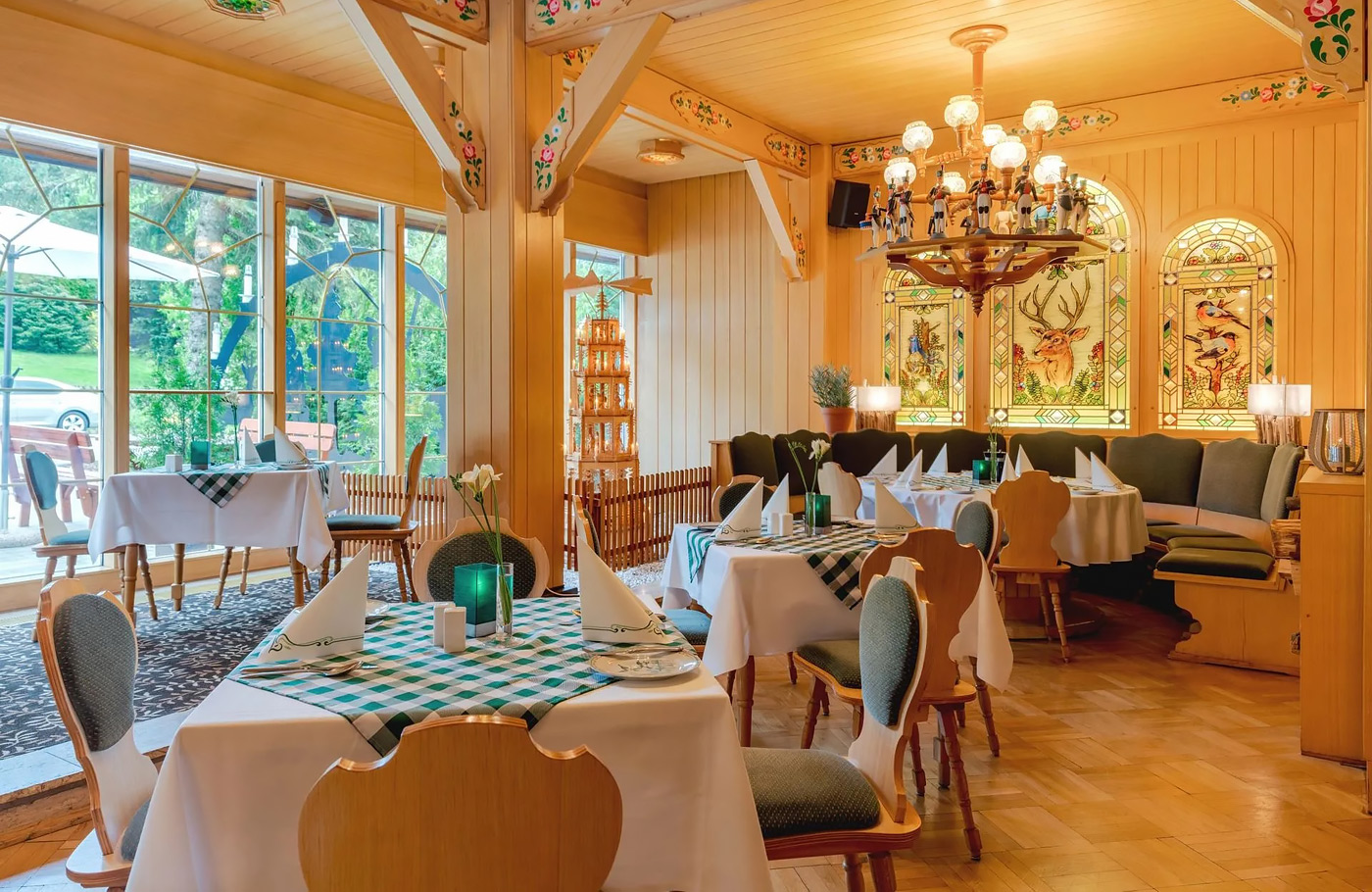 Per comfort-class touringcar van Maaskant Reizen naar Het Ertsgebergte en Saksische zilverroute Busreis Duitsland met o.a. Annaberg-Buchholz, Seiffen, Freiberg, Dresden, Schneeberg en Karlovy Vary