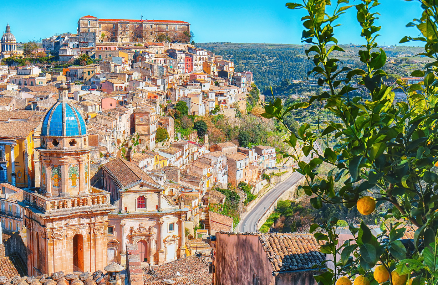 Busreis per comfort-class touringcar, compleet verzorgd Met o.a. Palermo, Cefalù, Ragusa, Syracusa, Roccella Ionica, Tropea en Cosenza