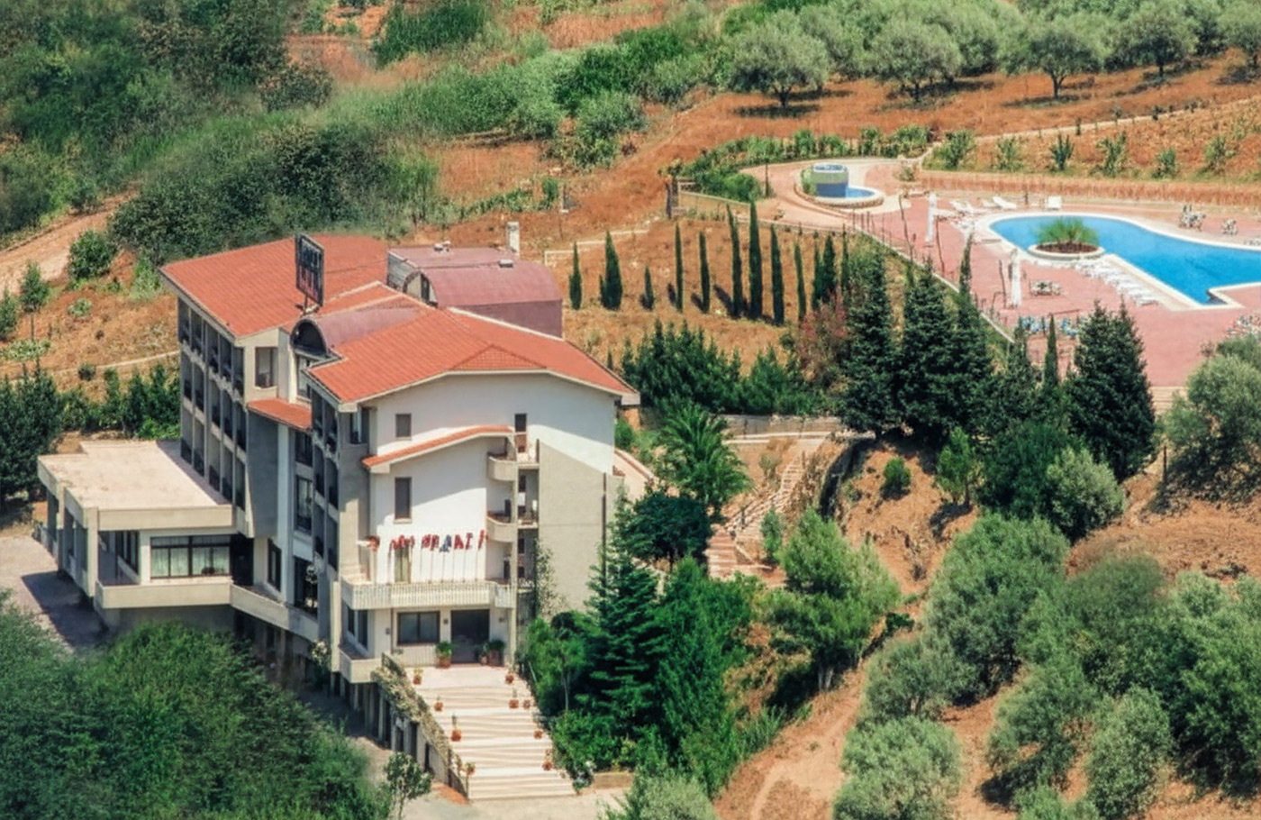 Busreis per comfort-class touringcar, compleet verzorgd Met o.a. Palermo, Cefalù, Ragusa, Syracusa, Roccella Ionica, Tropea en Cosenza