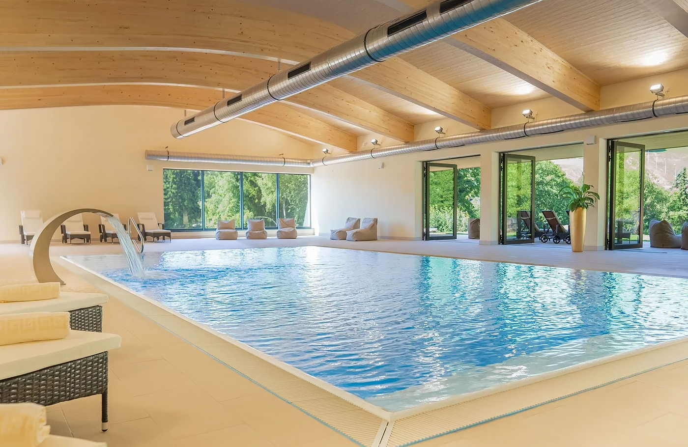 Per comfort-class touringcar van Maaskant Reizen naar Het Ertsgebergte en Saksische zilverroute Busreis Duitsland met o.a. Annaberg-Buchholz, Seiffen, Freiberg, Dresden, Schneeberg en Karlovy Vary