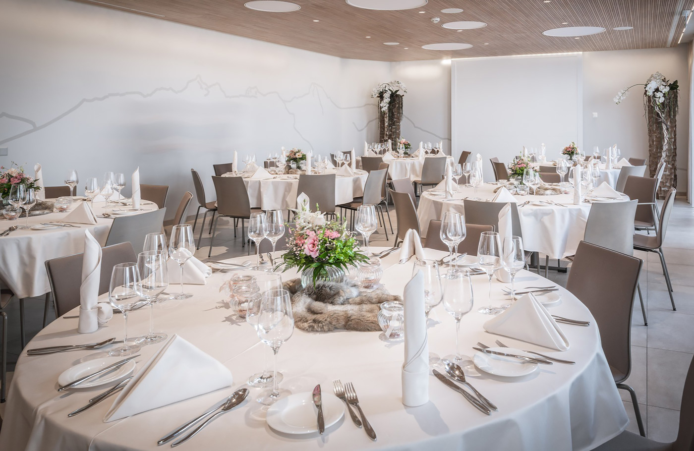 Per comfort-class touringcar van Maaskant Reizen naar Winters Zwitserland per bus en trein Busreis Zwitserland met treinreis over het Glacier Traject en excursies naar Appenzell, Werdenberg, Davos en Klosters