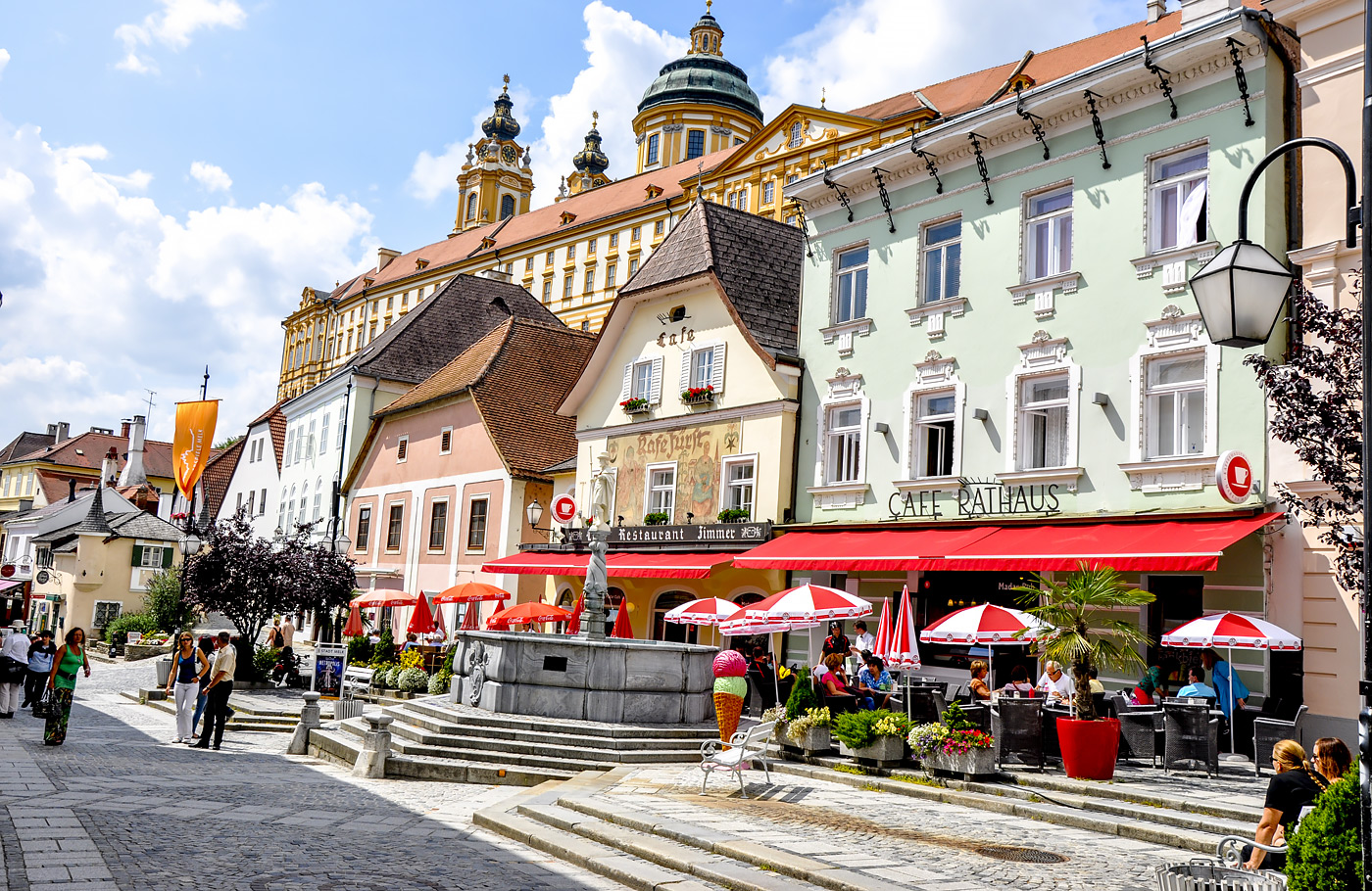 Met Maaskant Reizen, per comfort-class touringcar naar Romantisch Wenen & Wienerwald Met o.a. Wenen, Regensburg, Salzburg, Schönbrunn, Hofburg, Donauturm, Melk en Wienerwald.