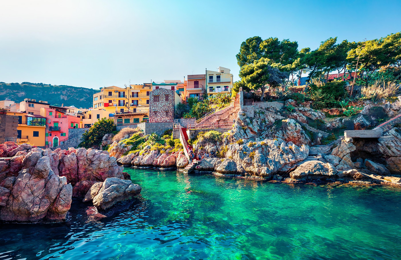 Busreis per comfort-class touringcar, compleet verzorgd Met o.a. Palermo, Cefalù, Ragusa, Syracusa, Roccella Ionica, Tropea en Cosenza