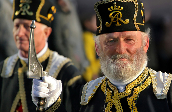 Per comfort-class touringcar van Maaskant Reizen naar Het Ertsgebergte en Saksische zilverroute Busreis Duitsland met o.a. Annaberg-Buchholz, Seiffen, Freiberg, Dresden, Schneeberg en Karlovy Vary