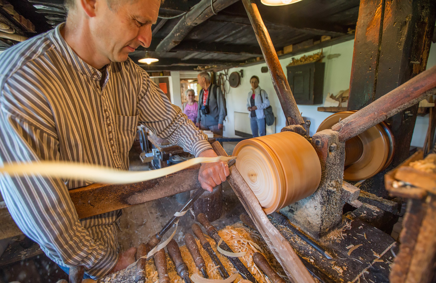 Per comfort-class touringcar van Maaskant Reizen naar Het Ertsgebergte en Saksische zilverroute Busreis Duitsland met o.a. Annaberg-Buchholz, Seiffen, Freiberg, Dresden, Schneeberg en Karlovy Vary