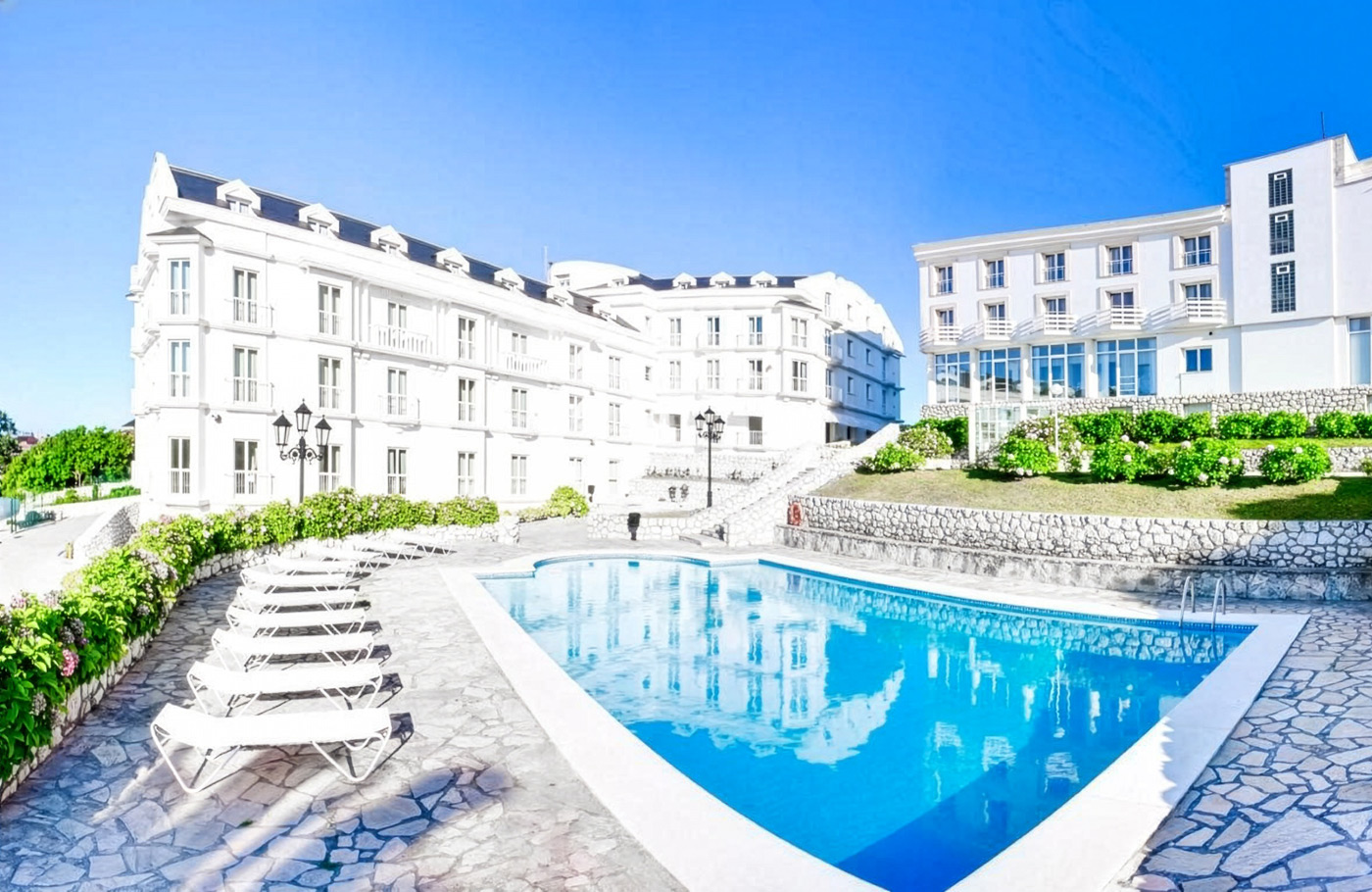 Met Maaskant Reizen per comfort-class touringcar naar Asturië, Cantabrië en Galicië Met o.a. Bilbao, Picos de Europa, Oviedo, Santiago de Compostela, León, Burgos en San Sebastian.