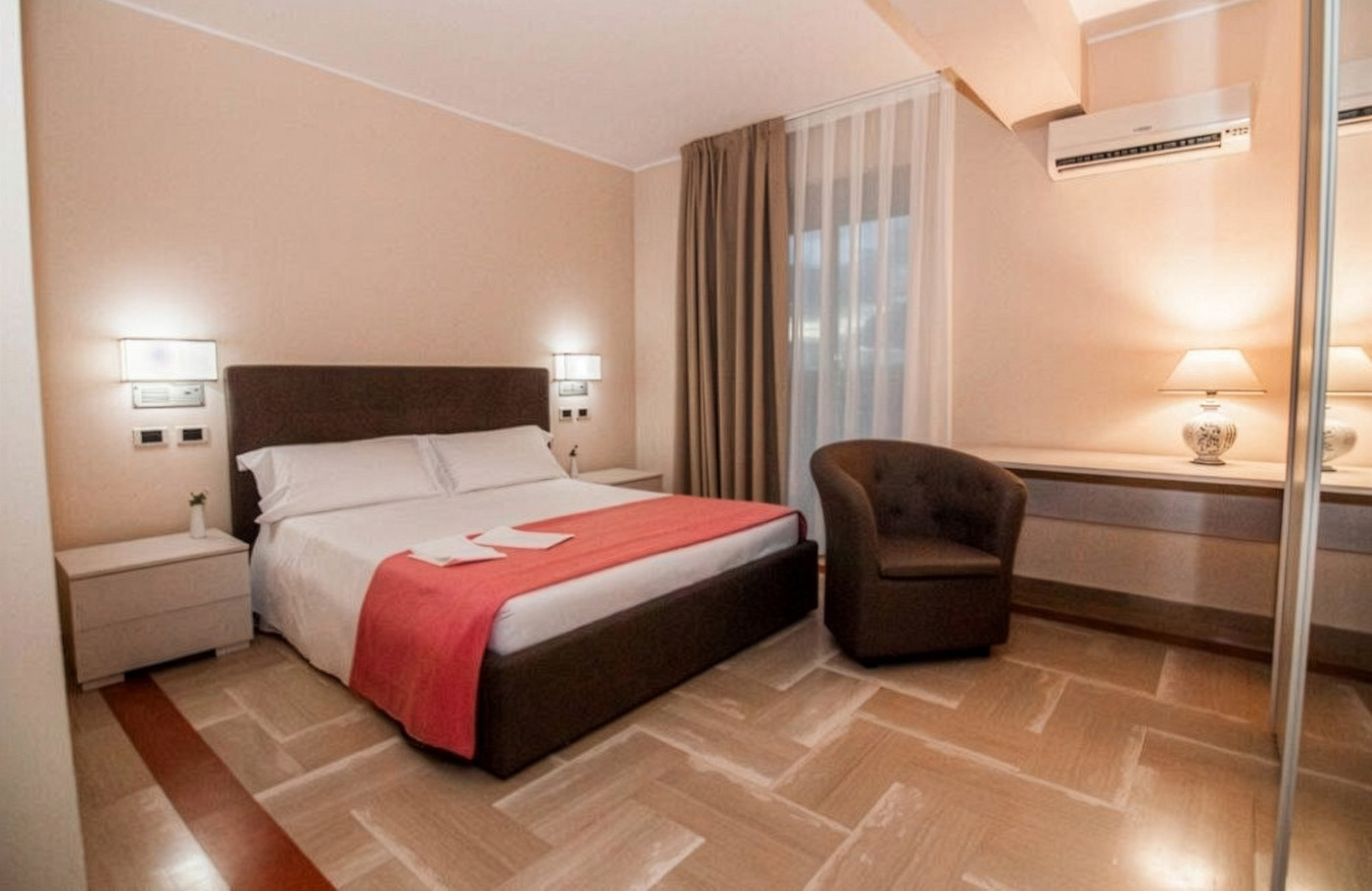 Busreis per comfort-class touringcar, compleet verzorgd Met o.a. Palermo, Cefalù, Ragusa, Syracusa, Roccella Ionica, Tropea en Cosenza