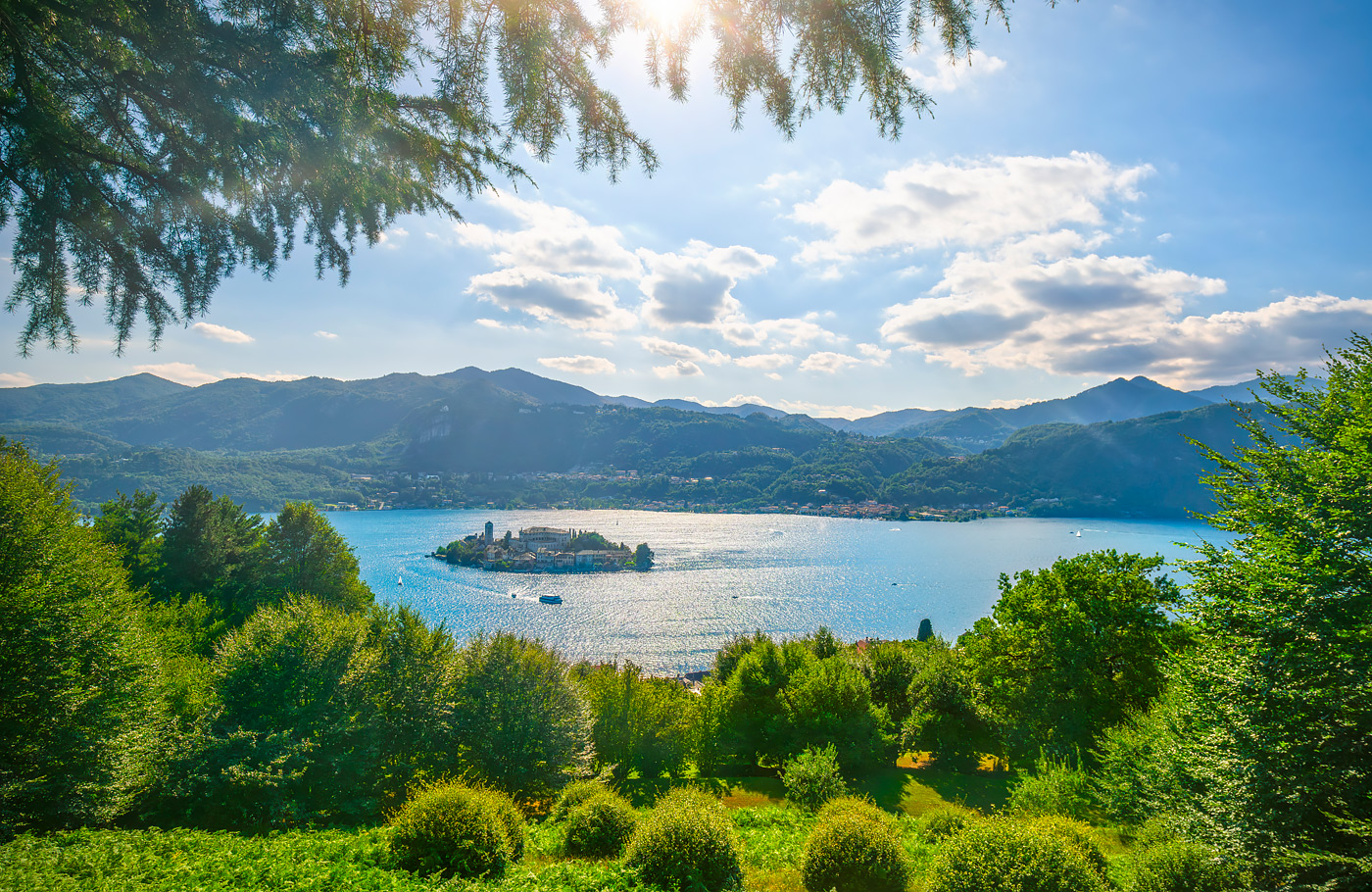 Comfort-class touringcar, busreis, Maaskant Reizen, Met o.a. Cannobio, Stresa, Orta San Giulio en de Borromeïsche eilanden