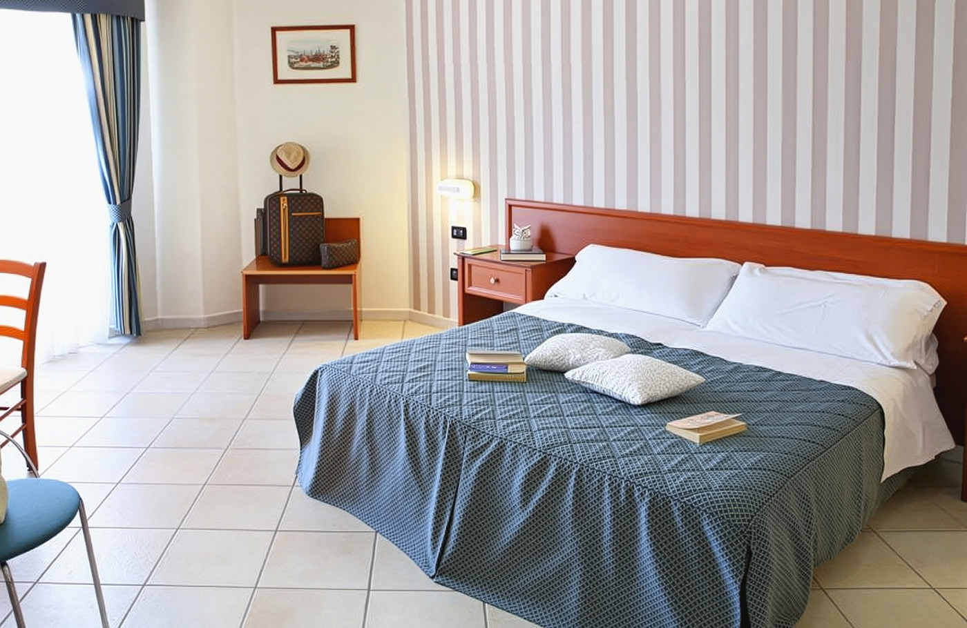 Reis per comfort-class touringcar, compleet verzorgd, Maaskant Reizen Met o.a. Montecassiono, Pompeï, Napels, Sorrento, Maiori en de Amalfikust