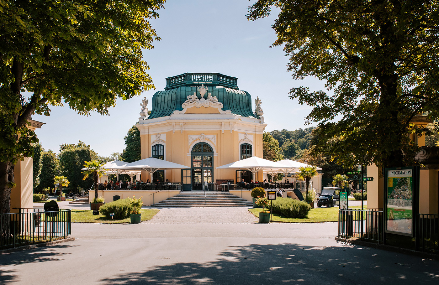 Met Maaskant Reizen, per comfort-class touringcar naar Romantisch Wenen & Wienerwald Met o.a. Wenen, Regensburg, Salzburg, Schönbrunn, Hofburg, Donauturm, Melk en Wienerwald.