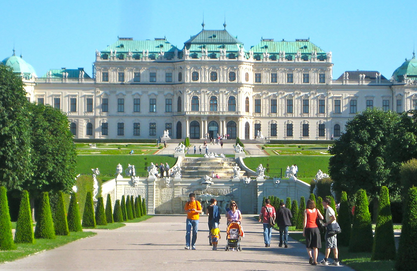 Met Maaskant Reizen, per comfort-class touringcar naar Romantisch Wenen & Wienerwald Met o.a. Wenen, Regensburg, Salzburg, Schönbrunn, Hofburg, Donauturm, Melk en Wienerwald.