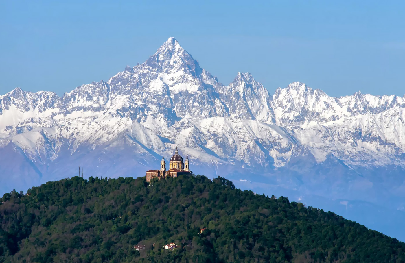 Busreis per comfort-class touringcar naar Noord-Italië Met o.a. Milaan, Turijn, Ricetta di Candela, Oropa en Ivrea