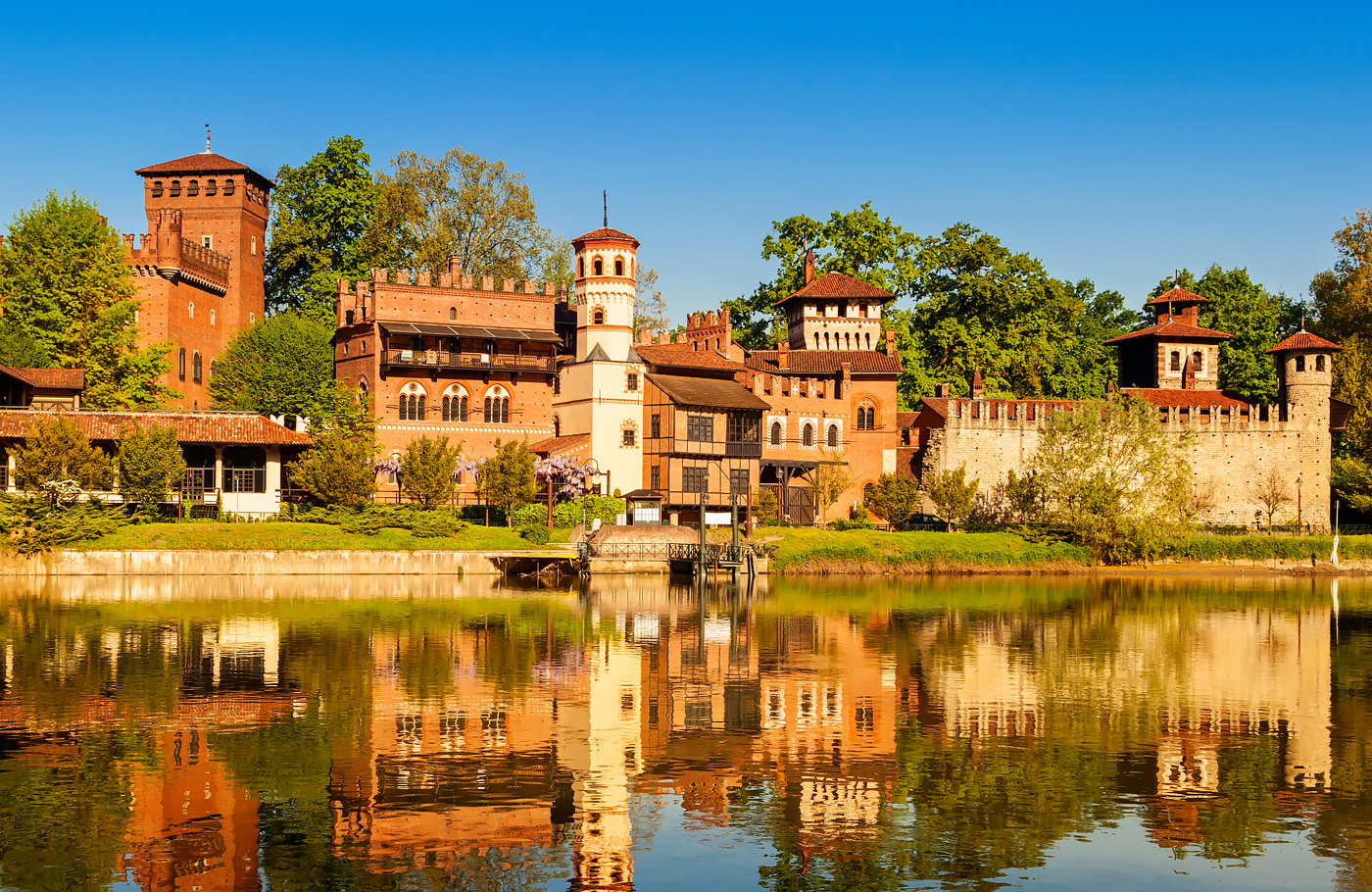 Busreis per comfort-class touringcar naar Noord-Italië Met o.a. Milaan, Turijn, Ricetta di Candela, Oropa en Ivrea