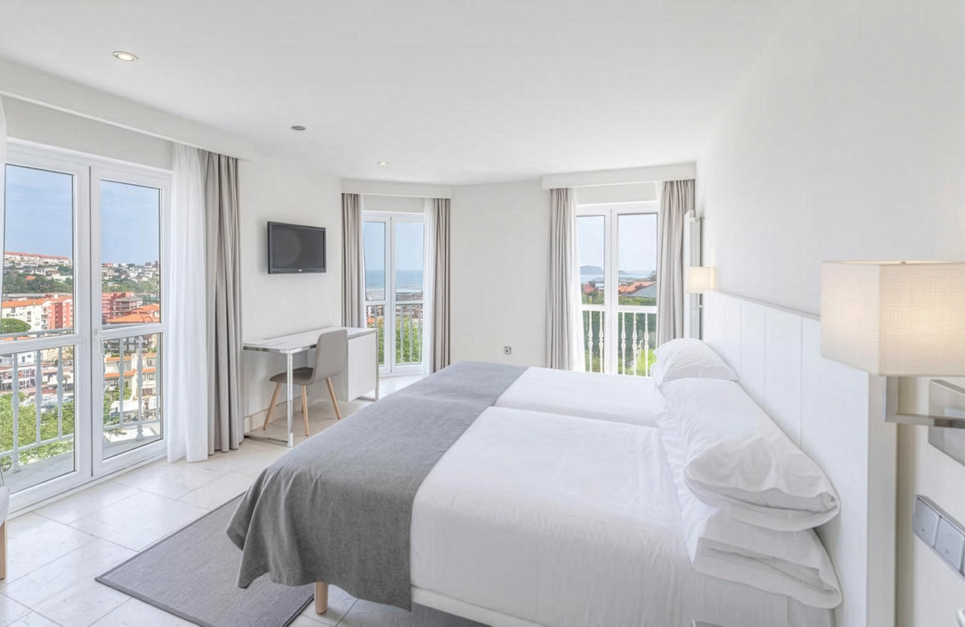 Met Maaskant Reizen per comfort-class touringcar naar Asturië, Cantabrië en Galicië Met o.a. Bilbao, Picos de Europa, Oviedo, Santiago de Compostela, León, Burgos en San Sebastian.