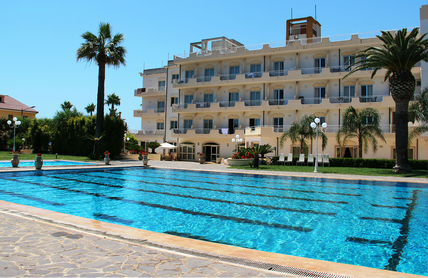 Busreis per comfort-class touringcar, compleet verzorgd Met o.a. Palermo, Cefalù, Ragusa, Syracusa, Roccella Ionica, Tropea en Cosenza