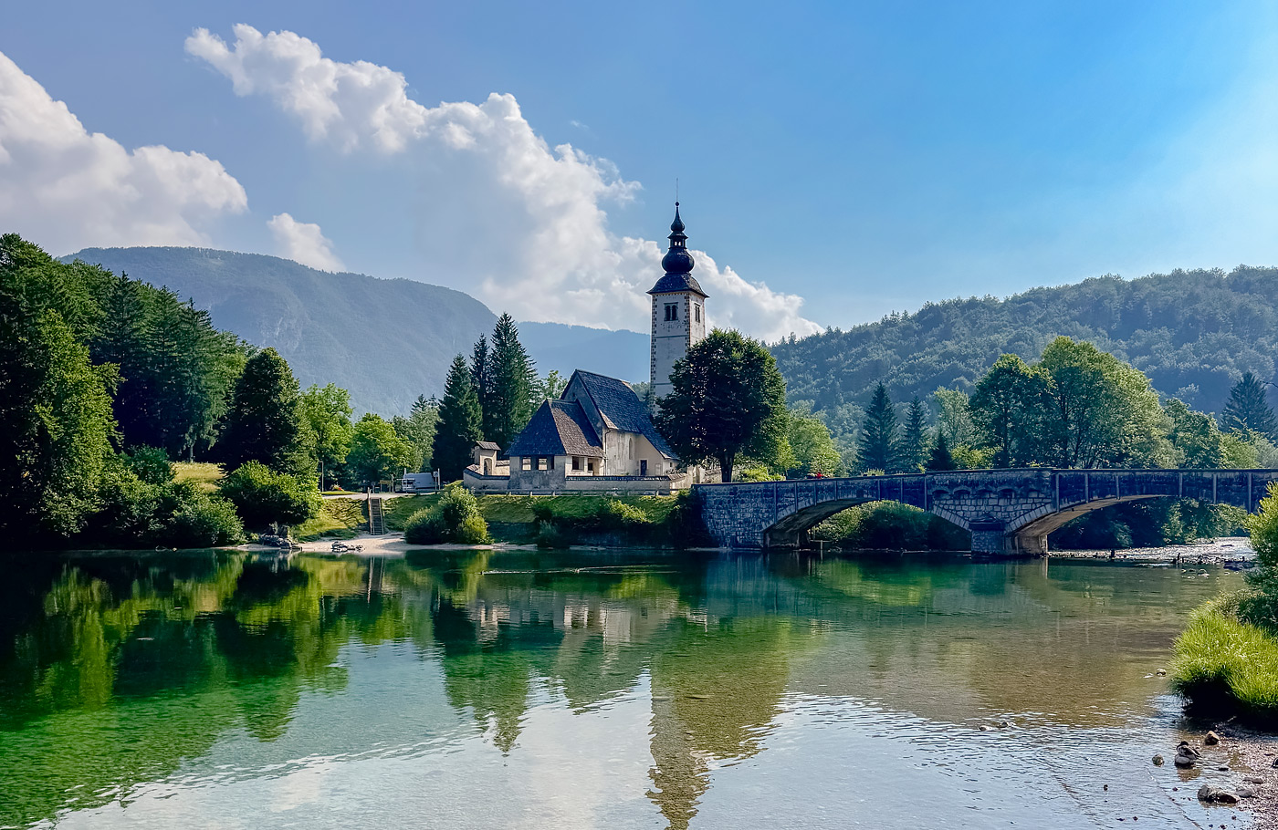 Excursiereis van Maaskant Reizen, per comfort-class touringcar Het meer van Bohinj & Sloveense Alpen Met o.a. Ljubljana, Postojna, Sloveense Alpen, Bled, Wörthersee en Klagenfurt