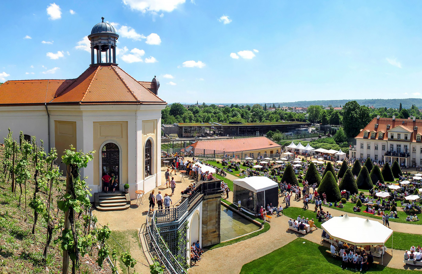 Per comfort-class touringcar van Maaskant Reizen naar Het Ertsgebergte en Saksische zilverroute Busreis Duitsland met o.a. Annaberg-Buchholz, Seiffen, Freiberg, Dresden, Schneeberg en Karlovy Vary