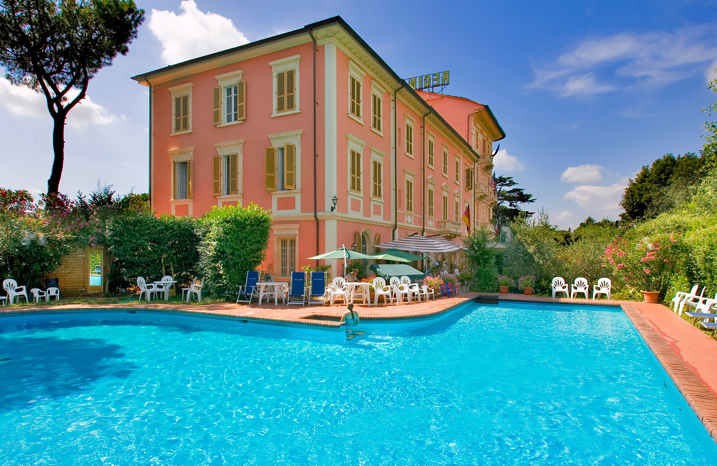 Maaskant Reizen, Busreis per comfort-class touringcar naar Toscane, geheel verzorgd met o.a. Cinque Terre, Pisa, Siëna, Florence, Volterra, Lucca & San Gimignano!