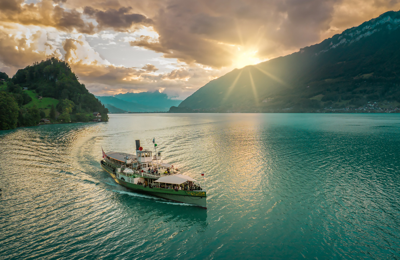 Per comfort-class touringcar van Maaskant Reizen naar Hoogtepunten van Zwitserland, 12 daagse ultieme rondreis  Met o.a. 3 treinreizen, Grindelwald, Zermatt, Davos, Chur, Lago Maggiore en Zürich