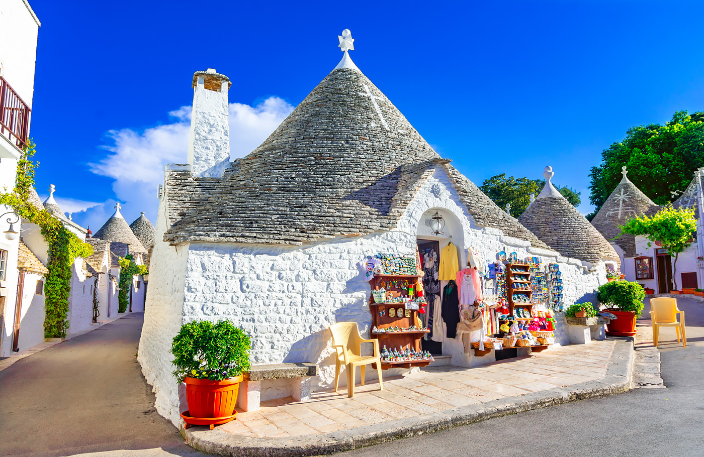 Rondreis Apulië, Maaskant Reizen, rondreis per luxe comfort-class touringcar we bezoeken o.a. Lecce, Alberobello, Cisternino, Monopoli, Polignano, Matera en Bari.