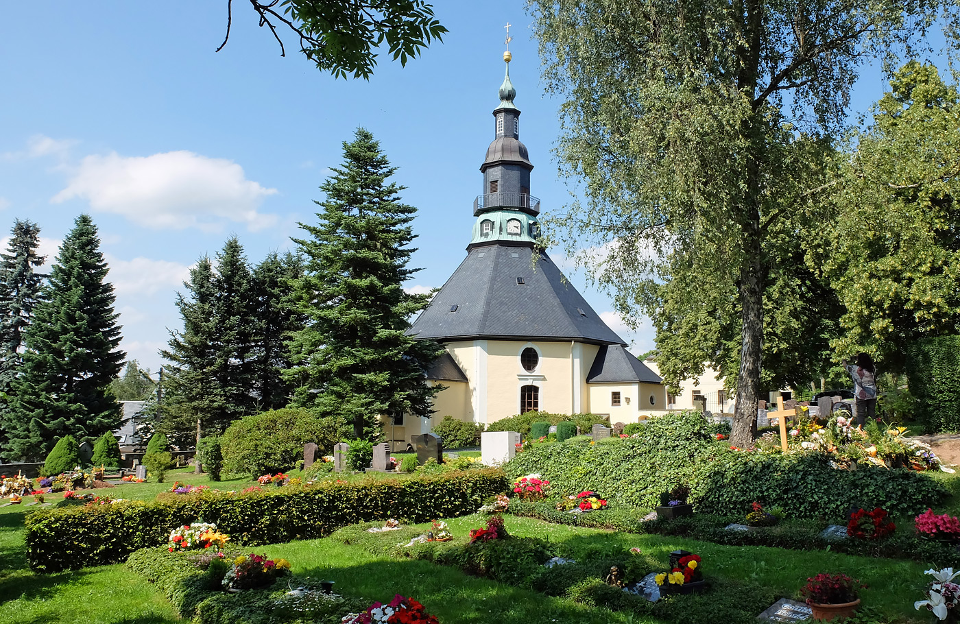 Per comfort-class touringcar van Maaskant Reizen naar Het Ertsgebergte en Saksische zilverroute Busreis Duitsland met o.a. Annaberg-Buchholz, Seiffen, Freiberg, Dresden, Schneeberg en Karlovy Vary