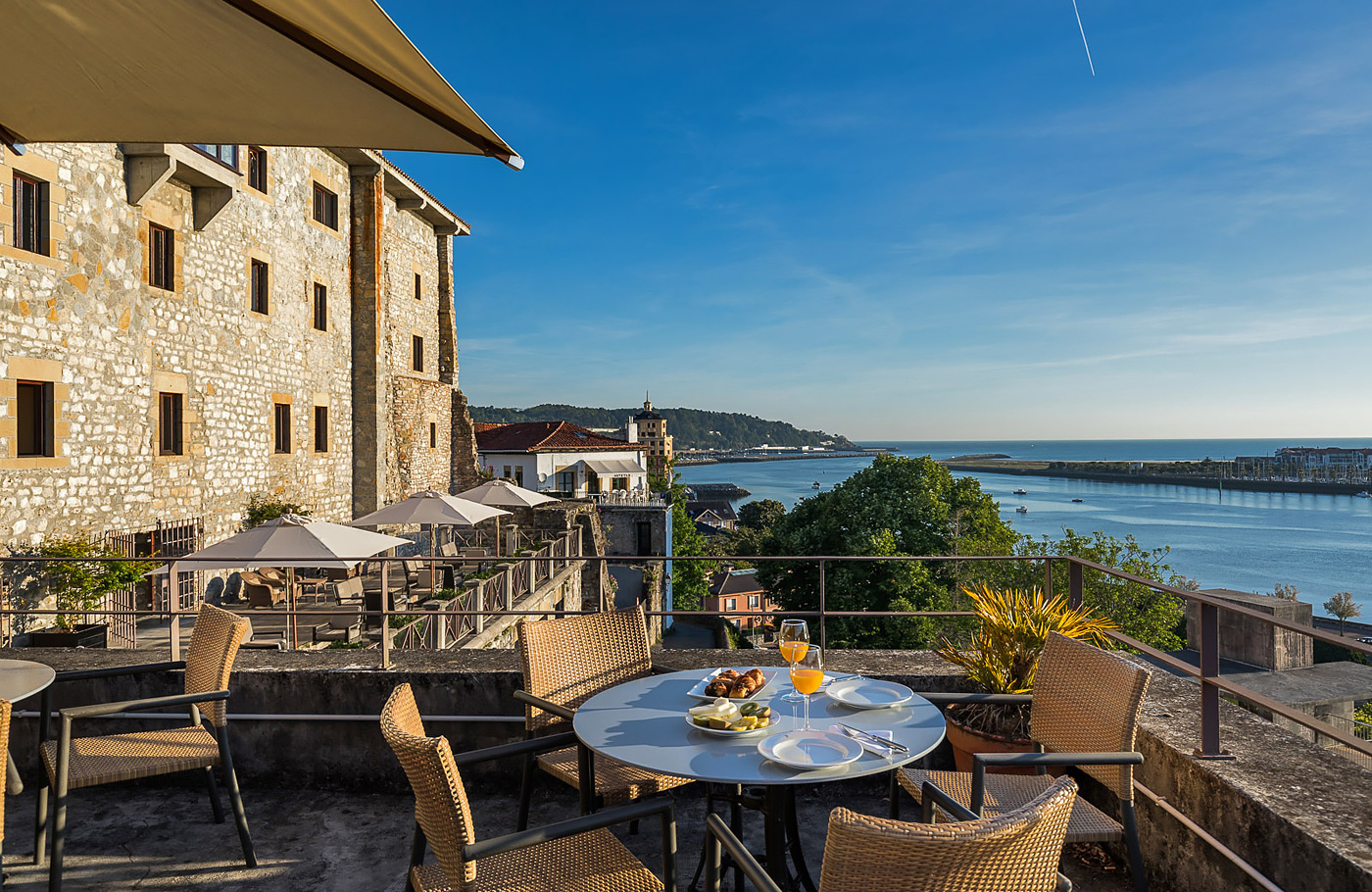 Met Maaskant Reizen per comfort-class touringcar naar Asturië, Cantabrië en Galicië Met o.a. Bilbao, Picos de Europa, Oviedo, Santiago de Compostela, León, Burgos en San Sebastian.