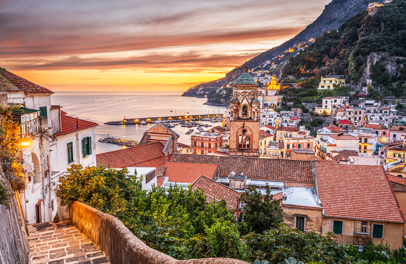 Reis per comfort-class touringcar, compleet verzorgd, Maaskant Reizen Met o.a. Montecassiono, Pompeï, Napels, Sorrento, Maiori en de Amalfikust