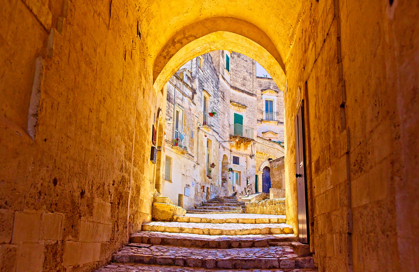 Rondreis Apulië, Maaskant Reizen, rondreis per luxe comfort-class touringcar we bezoeken o.a. Lecce, Alberobello, Cisternino, Monopoli, Polignano, Matera en Bari.