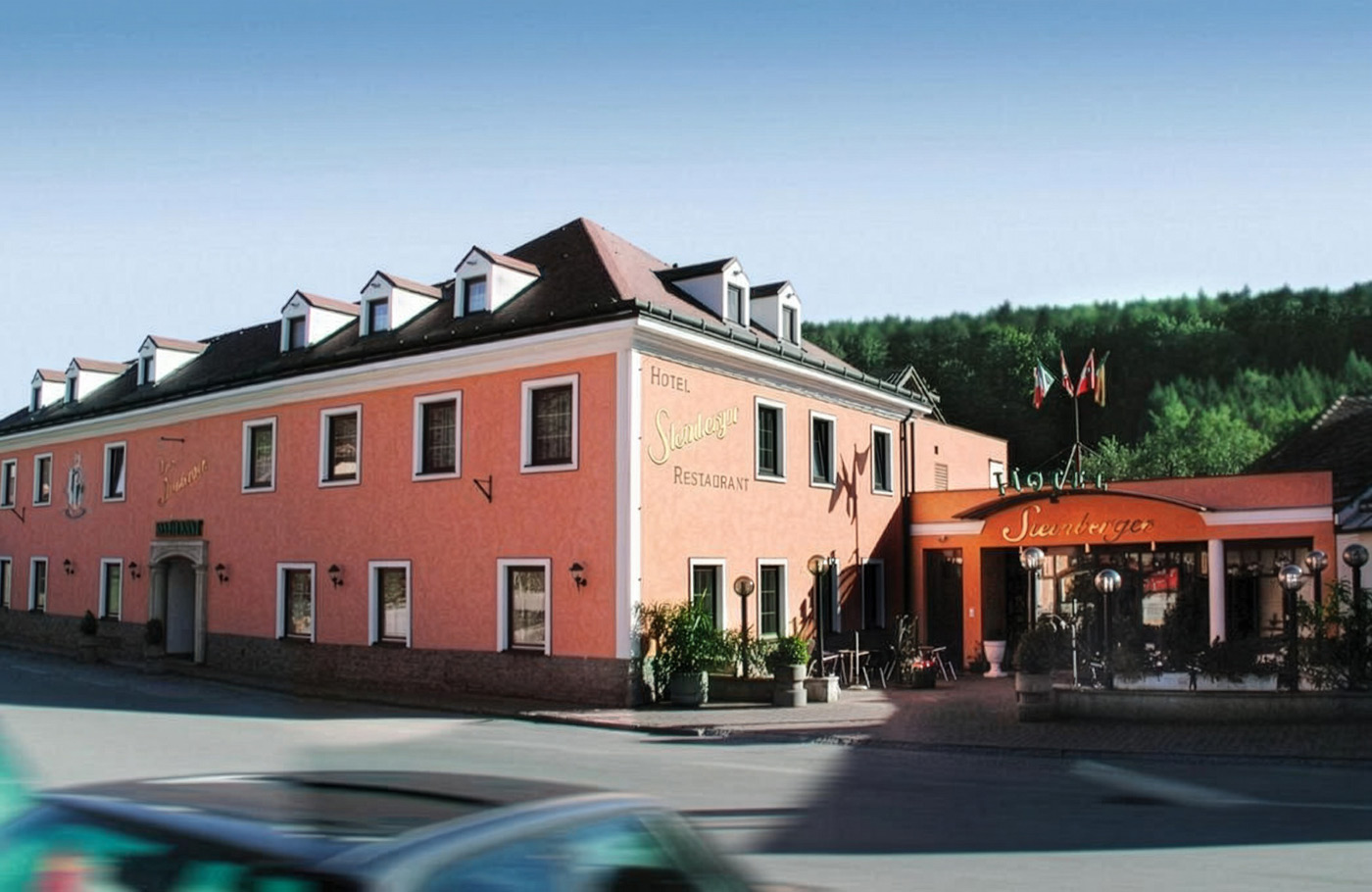 Met Maaskant Reizen, per comfort-class touringcar naar Romantisch Wenen & Wienerwald Met o.a. Wenen, Regensburg, Salzburg, Schönbrunn, Hofburg, Donauturm, Melk en Wienerwald.