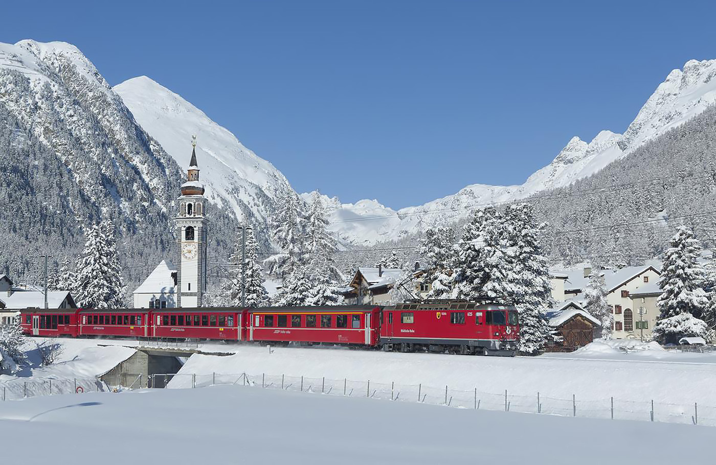 Per comfort-class touringcar van Maaskant Reizen naar Winters Zwitserland per bus en trein Busreis Zwitserland met treinreis over het Glacier Traject en excursies naar Appenzell, Werdenberg, Davos en Klosters