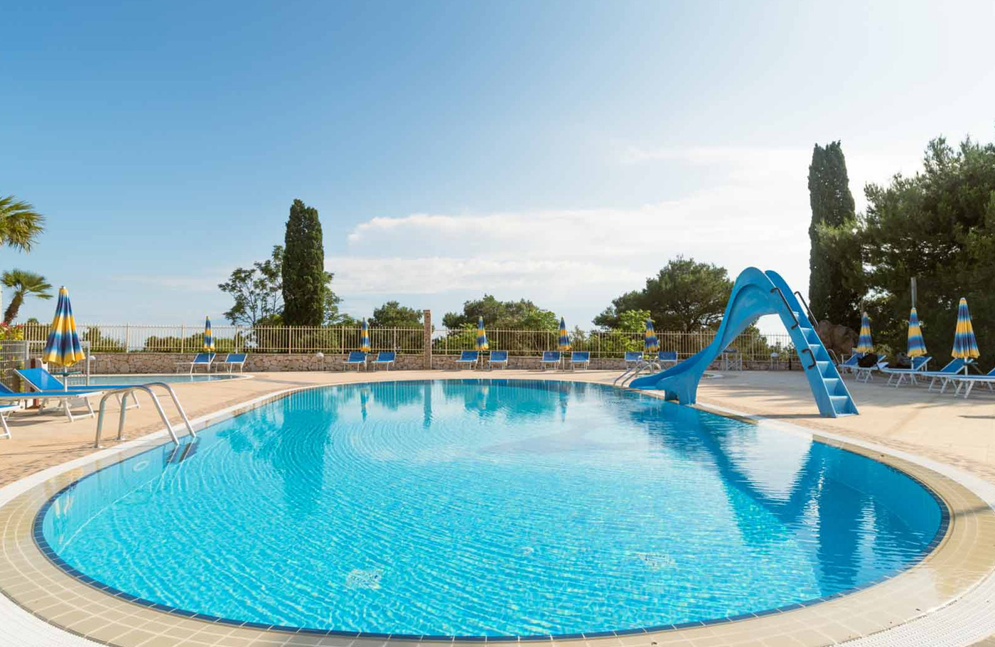 Rondreis Apulië, Maaskant Reizen, rondreis per luxe comfort-class touringcar we bezoeken o.a. Lecce, Alberobello, Cisternino, Monopoli, Polignano, Matera en Bari.