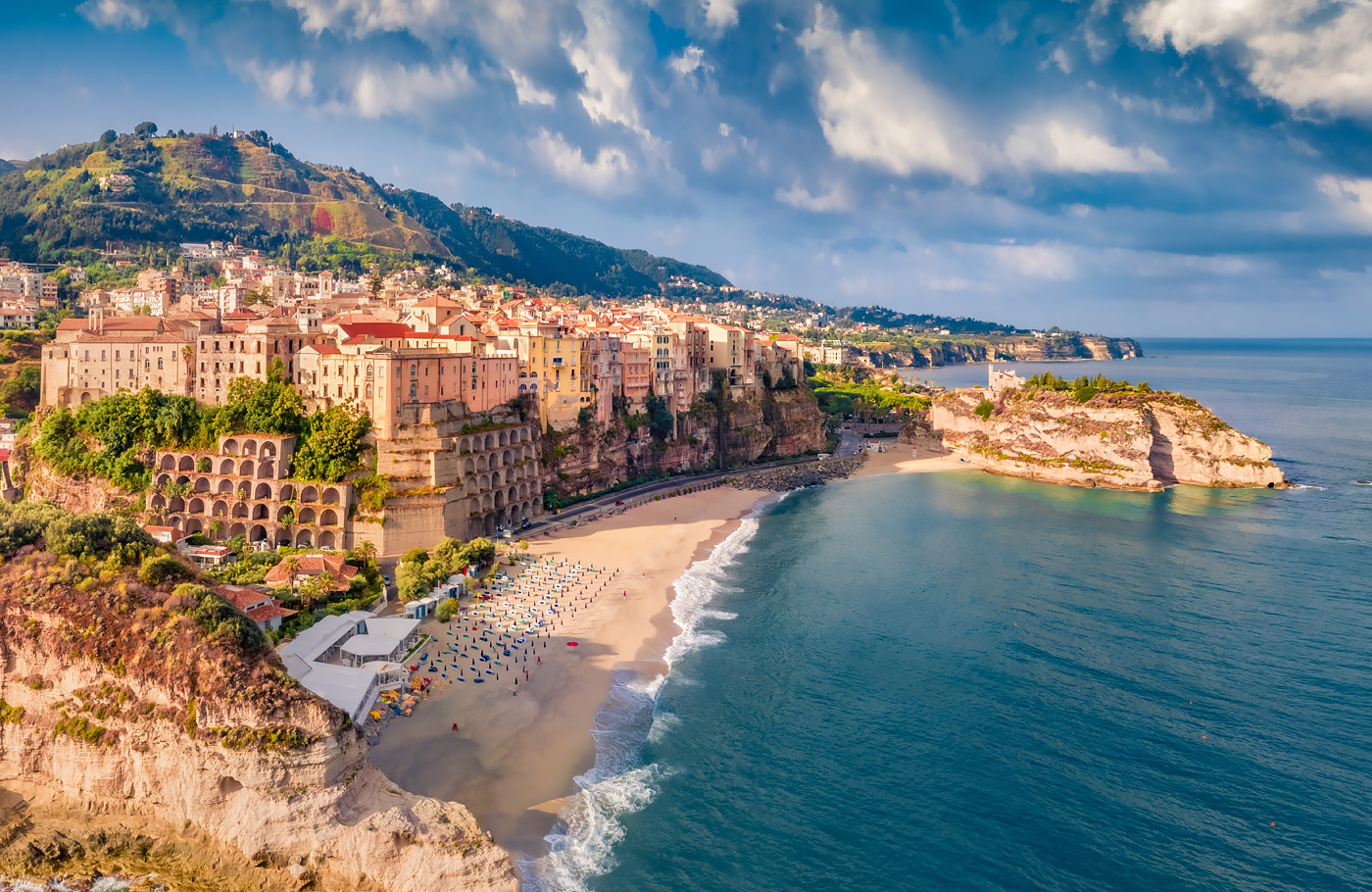Busreis per comfort-class touringcar, compleet verzorgd Met o.a. Palermo, Cefalù, Ragusa, Syracusa, Roccella Ionica, Tropea en Cosenza