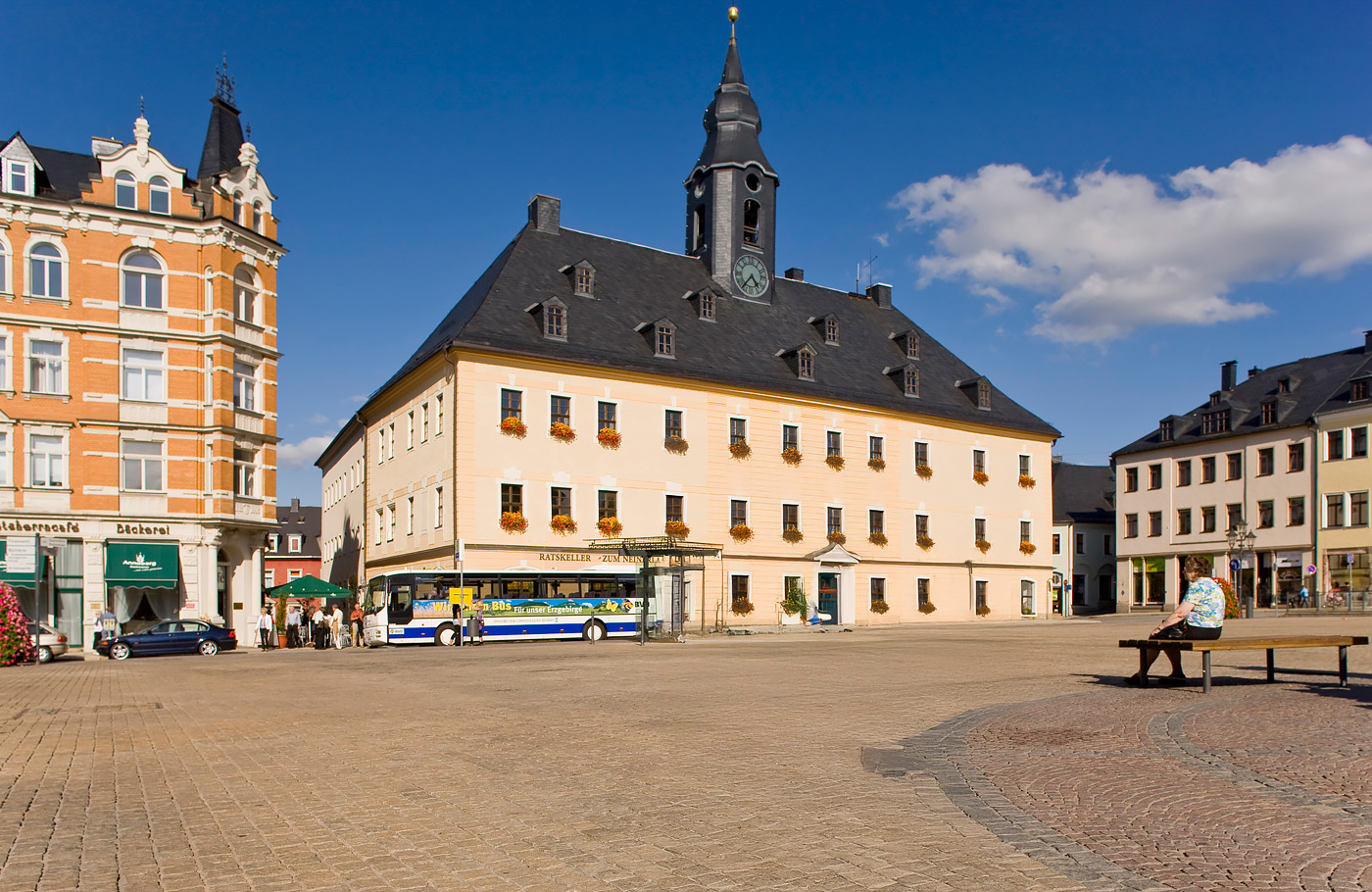 Per comfort-class touringcar van Maaskant Reizen naar Het Ertsgebergte en Saksische zilverroute Busreis Duitsland met o.a. Annaberg-Buchholz, Seiffen, Freiberg, Dresden, Schneeberg en Karlovy Vary