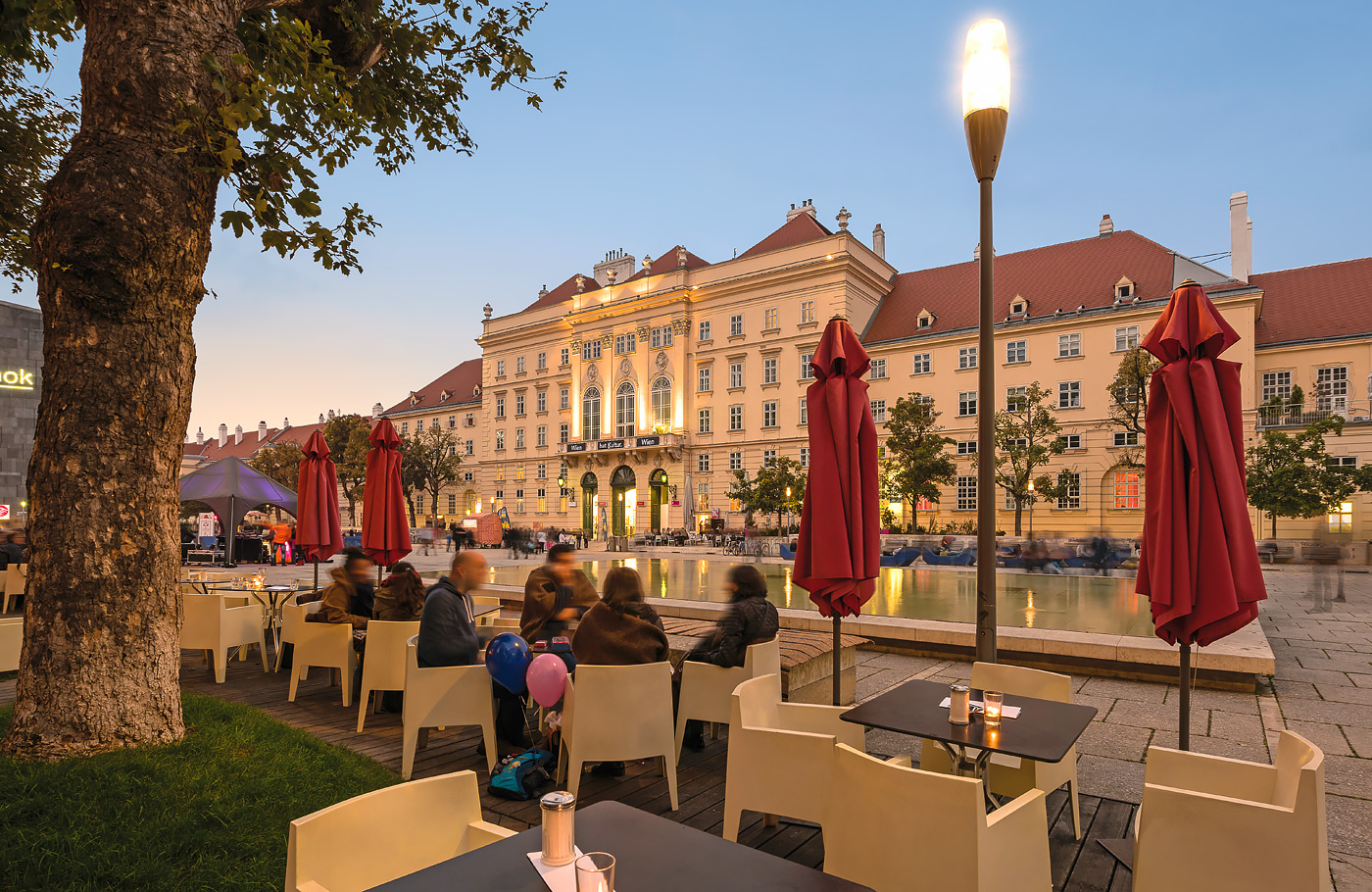 Met Maaskant Reizen, per comfort-class touringcar naar Romantisch Wenen & Wienerwald Met o.a. Wenen, Regensburg, Salzburg, Schönbrunn, Hofburg, Donauturm, Melk en Wienerwald.