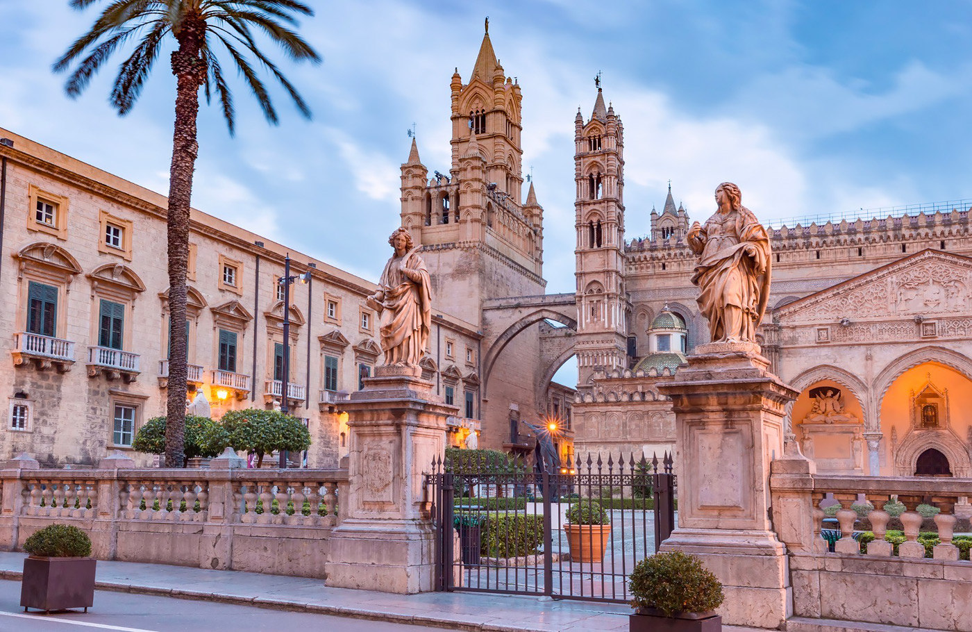 Busreis per comfort-class touringcar, compleet verzorgd Met o.a. Palermo, Cefalù, Ragusa, Syracusa, Roccella Ionica, Tropea en Cosenza