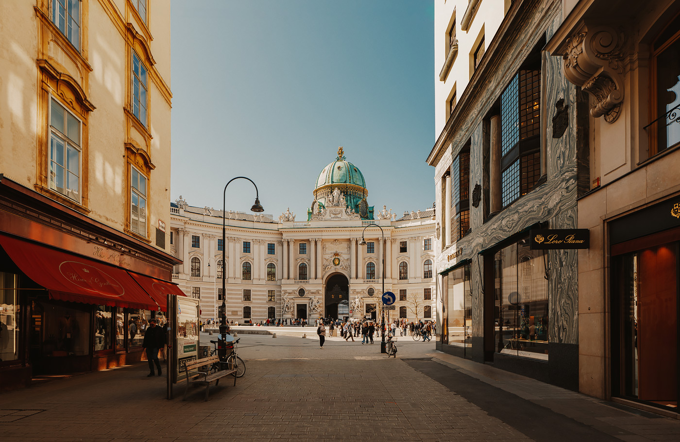 Met Maaskant Reizen, per comfort-class touringcar naar Romantisch Wenen & Wienerwald Met o.a. Wenen, Regensburg, Salzburg, Schönbrunn, Hofburg, Donauturm, Melk en Wienerwald.