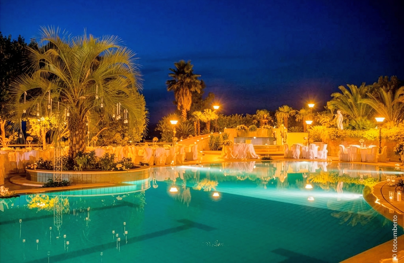 Busreis per comfort-class touringcar, compleet verzorgd Met o.a. Palermo, Cefalù, Ragusa, Syracusa, Roccella Ionica, Tropea en Cosenza