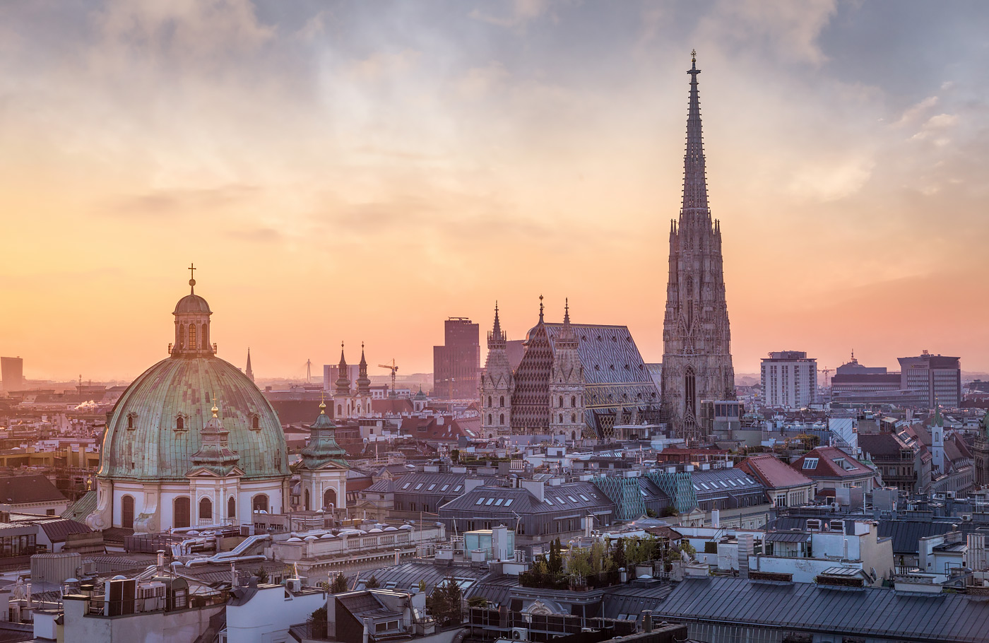 Met Maaskant Reizen, per comfort-class touringcar naar Romantisch Wenen & Wienerwald Met o.a. Wenen, Regensburg, Salzburg, Schönbrunn, Hofburg, Donauturm, Melk en Wienerwald.