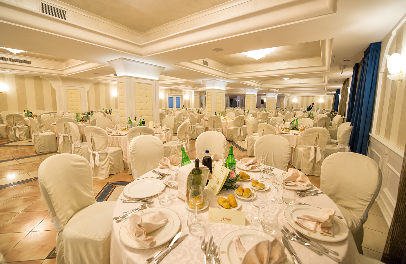 Busreis per comfort-class touringcar, compleet verzorgd Met o.a. Palermo, Cefalù, Ragusa, Syracusa, Roccella Ionica, Tropea en Cosenza