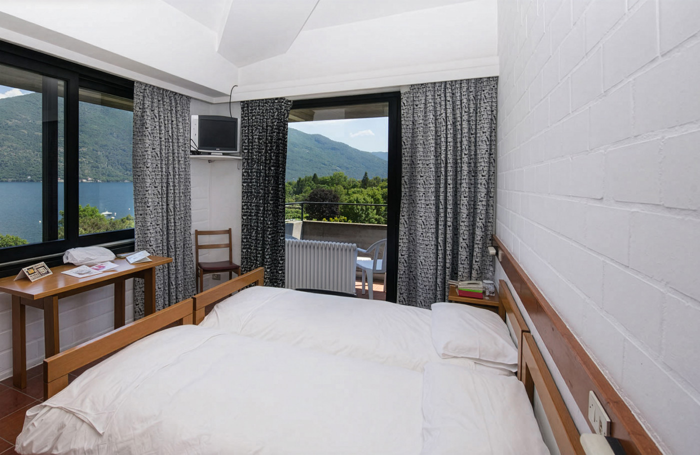 Comfort-class touringcar, busreis, Maaskant Reizen, Met o.a. Cannobio, Stresa, Orta San Giulio en de Borromeïsche eilanden