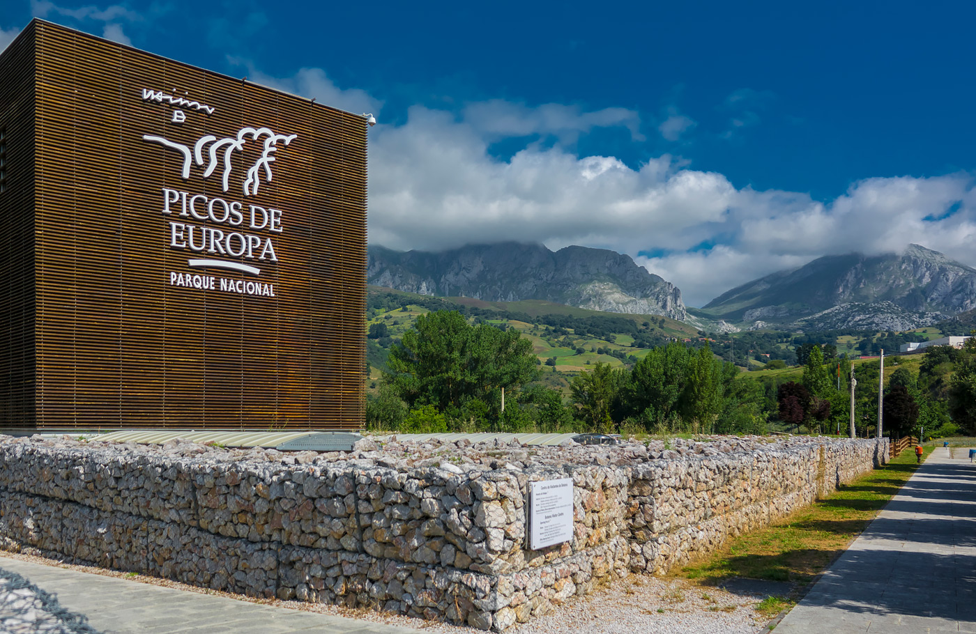 Met Maaskant Reizen per comfort-class touringcar naar Asturië, Cantabrië en Galicië Met o.a. Bilbao, Picos de Europa, Oviedo, Santiago de Compostela, León, Burgos en San Sebastian.