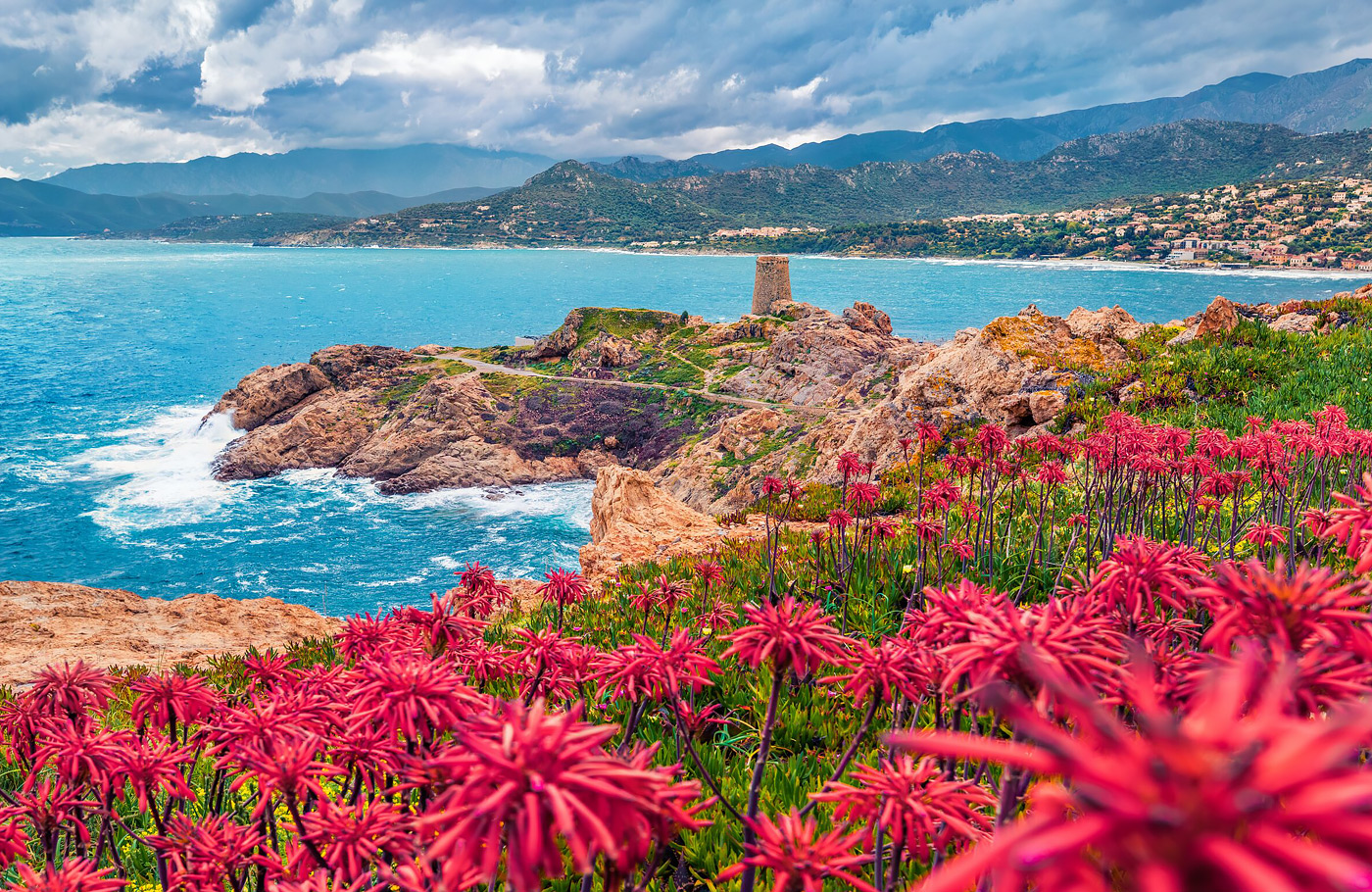 rondreis per comfort-class touringcar Met o.a. Cap Corse, Les Calanches, Ajaccio, Bonifacio, Nuoro, La Maddalena en de Costa Smeralda