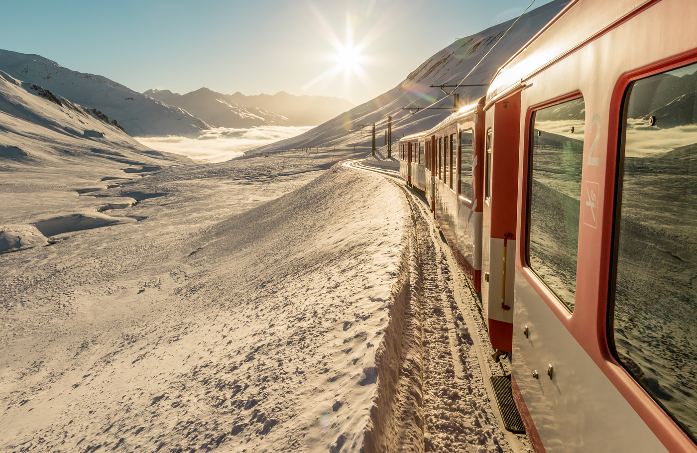 Per comfort-class touringcar van Maaskant Reizen naar Winters Zwitserland per bus en trein Busreis Zwitserland met treinreis over het Glacier Traject en excursies naar Appenzell, Werdenberg, Davos en Klosters