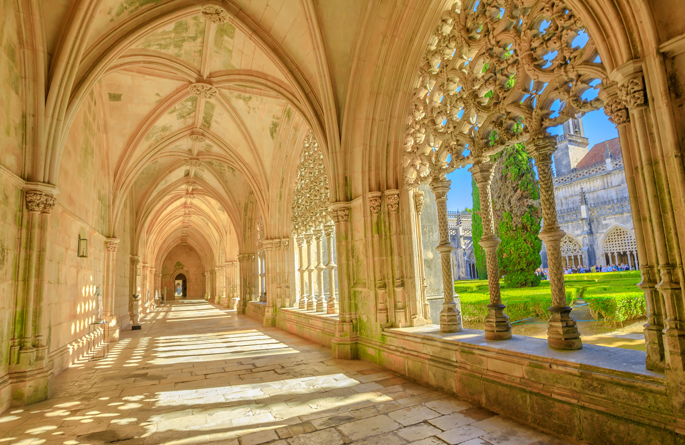 Met Maaskant Reizen per comfort-class touringcar maken we de Rondreis de pracht van Portugal Met o.a. Porto, Braga, Guimaraes, Coïmbra, Conimbriga, Fatima en Lissabon