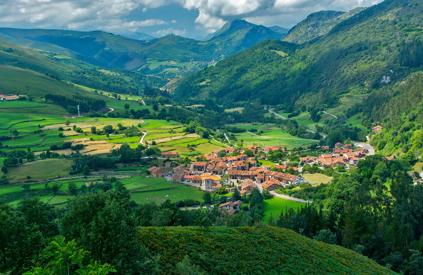 Met Maaskant Reizen per comfort-class touringcar naar Asturië, Cantabrië en Galicië Met o.a. Bilbao, Picos de Europa, Oviedo, Santiago de Compostela, León, Burgos en San Sebastian.