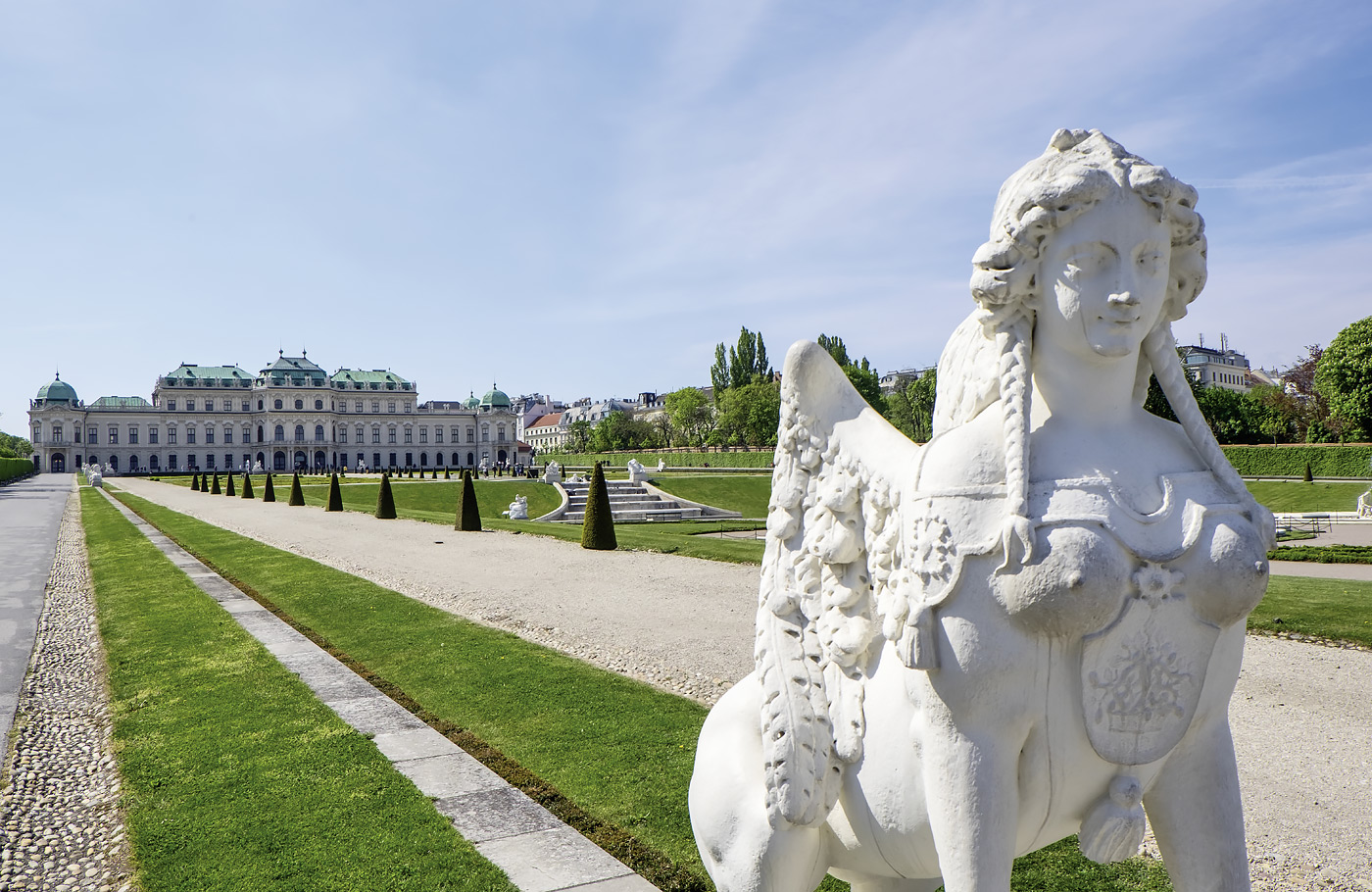 Met Maaskant Reizen, per comfort-class touringcar naar Romantisch Wenen & Wienerwald Met o.a. Wenen, Regensburg, Salzburg, Schönbrunn, Hofburg, Donauturm, Melk en Wienerwald.
