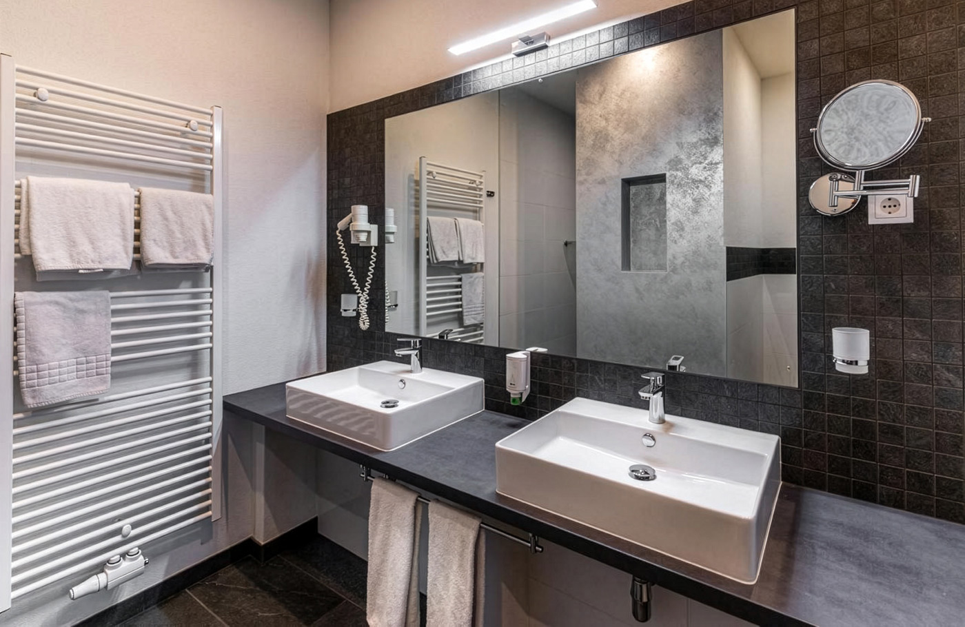 Met Maaskant Reizen, per comfort-class touringcar naar Romantisch Wenen & Wienerwald Met o.a. Wenen, Regensburg, Salzburg, Schönbrunn, Hofburg, Donauturm, Melk en Wienerwald.