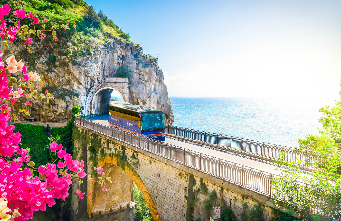 Reis per comfort-class touringcar, compleet verzorgd, Maaskant Reizen Met o.a. Montecassiono, Pompeï, Napels, Sorrento, Maiori en de Amalfikust