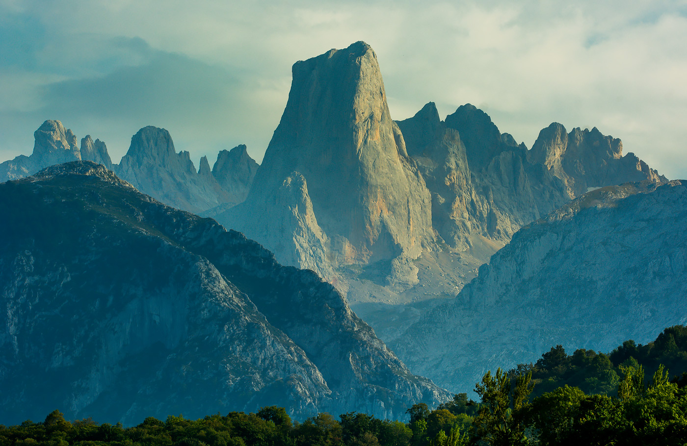 Met Maaskant Reizen per comfort-class touringcar naar Asturië, Cantabrië en Galicië Met o.a. Bilbao, Picos de Europa, Oviedo, Santiago de Compostela, León, Burgos en San Sebastian.