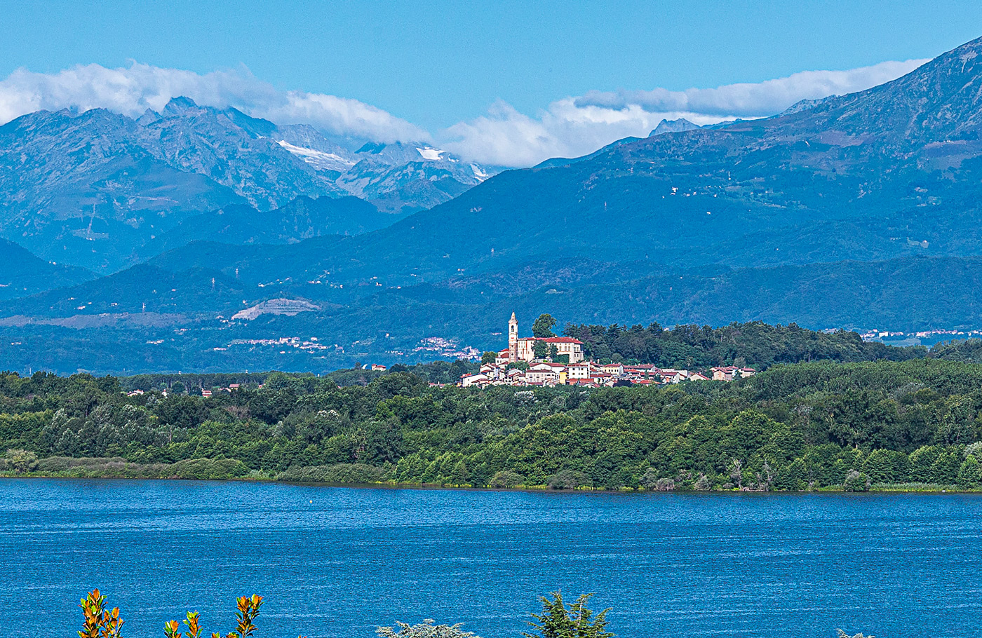 Busreis per comfort-class touringcar naar Noord-Italië Met o.a. Milaan, Turijn, Ricetta di Candela, Oropa en Ivrea